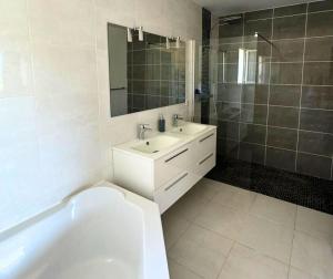 Maisons de vacances Villa La Cadiere avec piscine : photos des chambres