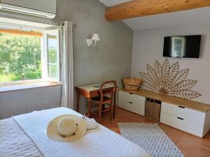 Maisons d'hotes La Ferme Les Eybrachas : Petite Chambre Double