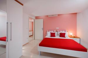 Apartments and rooms Mlikota