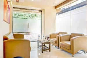 Townhouse OAK Regal Inn Near Sant Tukaram Nagar Metro Station