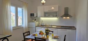 Home with garden, terrace and bike or boat storage, 30m from beach - Fig Tree House