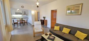 Home with garden, terrace and bike or boat storage, 30m from beach - Fig Tree House