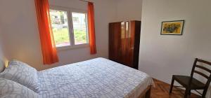 Home with garden, terrace and bike or boat storage, 30m from beach - Fig Tree House