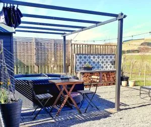 Rural Private Lodge - With Hot Tub - Outdoor Kitchen and Covered Lounge for Two - Crook of Devon