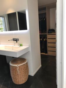 Maisons de vacances LA VILLA KORLEA AVEC PISCINE AIX LES BAINS : photos des chambres