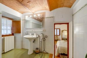 One Bedroom Apartment with Terrace and Shared Pool