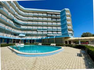 Central flat, 130m from the beach with shared pool