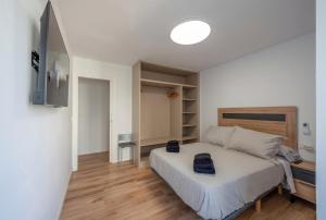 Stunning New Apt, Beach 1min, 2BR, Parking