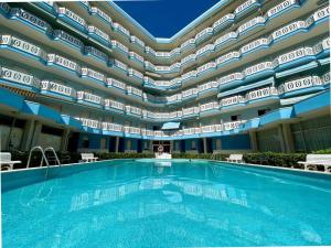Modern flat, 130m from the sea with shared pool