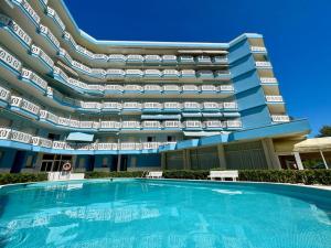 Modern flat, 130m from the sea with shared pool