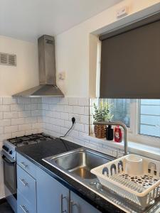 3 Double Beds Links to M6 & M5