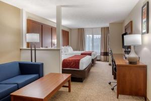 Queen Suite room in Comfort Suites Speedway - Kansas City