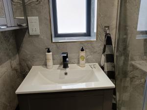 High Wycombe 1-Bed Apt Sleeps 3 & Private Parking