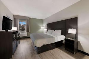 Standard King Room - Non-Smoking  room in Quality Inn Merriam Kansas City