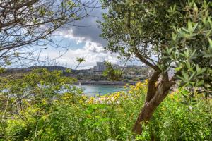 2BR Qawra Home with private balcony, Near the Sea by 360 Estates