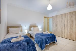 2BR Qawra Home with private balcony, Near the Sea by 360 Estates