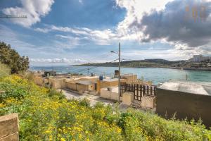 2BR Qawra Home with private balcony, Near the Sea by 360 Estates