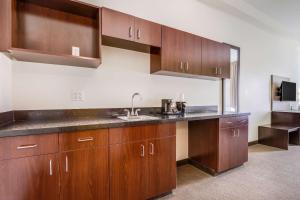 Efficiency King Suite - Non Smoking room in Sleep Inn & Suites Park City-Wichita North