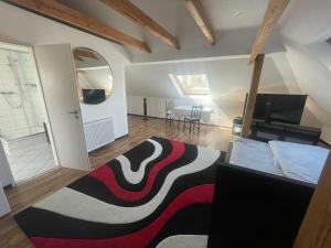 Weißes Apartmenthaus am Kanal