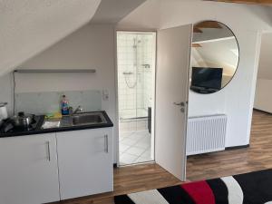 Weißes Apartmenthaus am Kanal