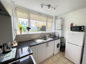 An Marghty, a bright & spacious apartment with Parking & Patio