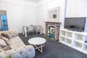 3 bed, gf beachside apartment with parking and garden