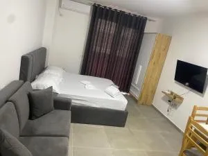 Banesa me qera ne Shengjin dhe Rana Hedhun - Librazhd