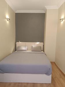 Very quiet 2-person studio with a hot tub