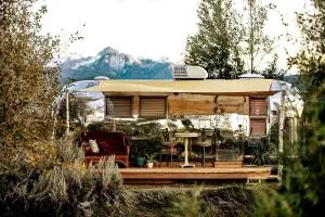 Stylish Airstream Rental with a Hot Tub for Glamping in Montana - 利文斯顿
