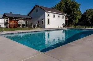 Unique and Modern Cottage Rental with Shared Pool near Wineries in Walla Walla - Pendleton