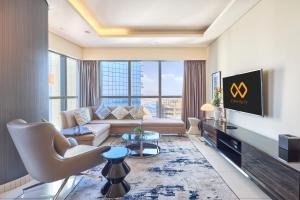 Spacious 2 Bedroom Apartment in DAMAC Towers by Paramount Dubai with Pool Gym Free Parking Sleeps 4 by Stayfinity - 4hvězdičkové hotely ve městě Dubaj
