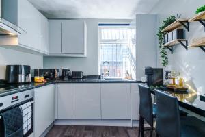 Cosy 3BR Family Home Near Coop Live and Etihad Stadium - Free Parking!