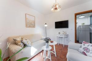 Traditionelle Steinfinca mit Spielbereich, Babybett, Waschmaschine, Liegen