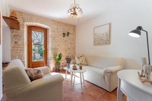 Traditionelle Steinfinca mit Spielbereich, Babybett, Waschmaschine, Liegen