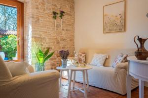 Traditionelle Steinfinca mit Spielbereich, Babybett, Waschmaschine, Liegen