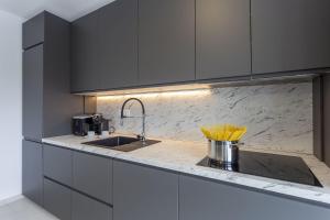 Bezauberndes Apartment 100 Meter zum Sandstrand mit Meerblick, Jacuzzi, BBQ