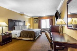 Standard Room, 1 King Bed, Non Smoking room in Quality Inn & Suites Bell Gardens-Los Angeles