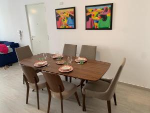 Luxurious spacious 2-bedroom apartment, steps from beach