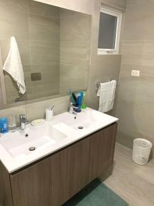 Luxurious spacious 2-bedroom apartment, steps from beach