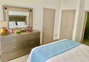 Luxurious spacious 2-bedroom apartment, steps from beach