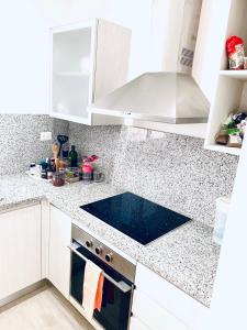 Luxurious spacious 2-bedroom apartment, steps from beach