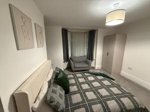 ResiLets - Newsham Road -Large 2 BR Short Stay Apartment for Holidays Contractors Visitors