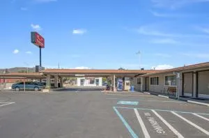 Econo Lodge Inn & Suites - Mount Shasta