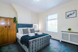 Cosy 3BR Family Home Near Coop Live and Etihad Stadium - Free Parking!