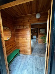 Na Zboczu - Rodzinny Domek w Lesie na Mazurach z Basenem i Sauną