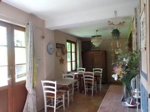 Maisons d'hotes Le Clos Fleuri : Chambre Familiale avec Salle de Bains Privative