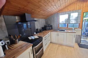Wildwood Cabin - Sleeps 6 Hot Tub & Parking