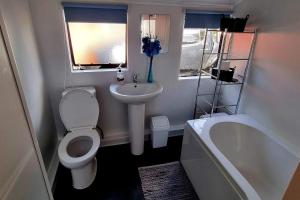 Wildwood Cabin - Sleeps 6 Hot Tub & Parking