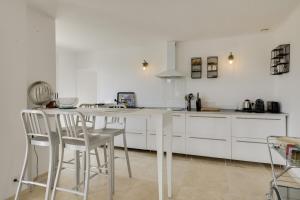 Maisons de vacances Villa Cali - Air-conditioned, Pool, Heart Village : photos des chambres