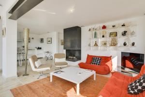 Maisons de vacances Villa Cali - Air-conditioned, Pool, Heart Village : Maison 3 Chambres